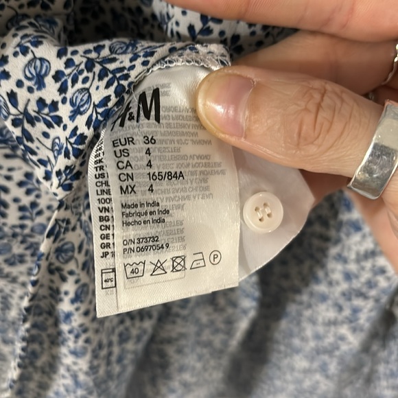 ✨2/$25✨ Floaty & Light Floral Blouse - Picture 5 of 5